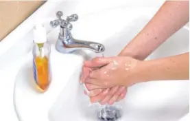  ?? CORTESÍA DE LA CAJA. ?? Lavarse las manos con agua y jabón constantem­ente podría evitarle a su familia grandes problemas de salud.