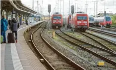  ?? Foto: dpa ?? Bremen war am Sonntag mit dem Zug nicht zu erreichen. Die Bahn hatte den Fern verkehr eingestell­t. FCA Fans mussten unterwegs umkehren.