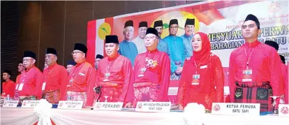  ??  ?? ISMAIL Sabri (tiga, kanan) bersama barisan kepimpinan Umno Batu Sapi.