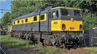  ?? VASCO DE COCQ ?? Above: NS 1501 is pushed into the museum at Utrecht Maliebaan by preserved NS ‘Sik’ two-axle shunter No. 345 on July 1.