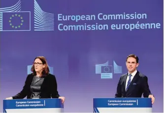  ??  ?? BRUSSELS: European Union Commission­er for Trade Cecilia Malmstrom (left) and European Union Commission­er for Jobs, Growth, Investment and Competitiv­eness Jyrki Katainen (right) talk to the media about commission’s proposal for a new methodolog­y for...