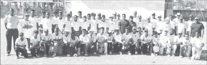  ??  ?? Johnson (centre) is flanked by participan­ts of the cricket clinic
