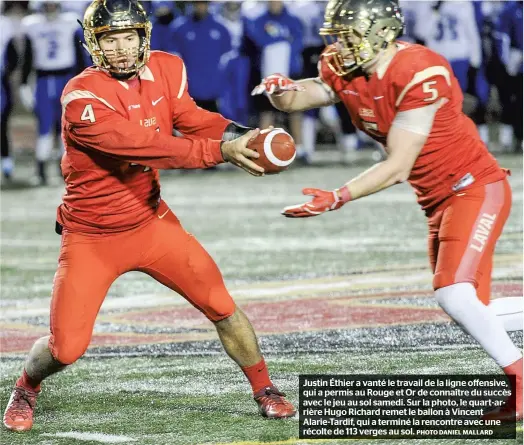  ?? PHOTO DANIEL MALLARD ?? Justin Éthier a vanté le travail de la ligne offensive, qui a permis au Rouge et Or de connaître du succès avec le jeu au sol samedi. Sur la photo, le quart-arrière Hugo Richard remet le ballon à Vincent Alarie-tardif, qui a terminé la rencontre avec...