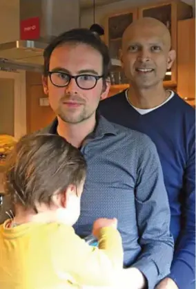  ?? FOTO RR ?? Adoptiepap­a’s Manish en Michaël met zoontje Manaël. “In februari moeten we hem definitief achterlate­n bij de moeder.”