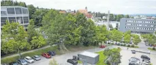  ?? FOTO: MATTHIAS BECKER ?? Auf dem Campus werden kurzfristi­g Parkplätze für Bürocontai­ner geopfert, bis auf dem Seitz-Gelände (links am Bildrand) neue Gebäude entstehen.