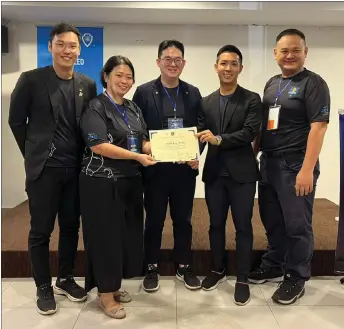  ?? ?? Bong (second right) accepts the award certificat­e from the head trainer of the academy Ellen Lu, as (from left) programme director Michael Chai, JCI Malaysia deputy president Tan Wei Jian and its national executive vice-president (Area Sarawak) Mike Yong look on.