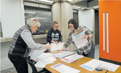  ?? AFP ?? Conteo. Un equipo a cargo de sumar los sufragios durante el Supermarte­s que abrió controvers­ias.