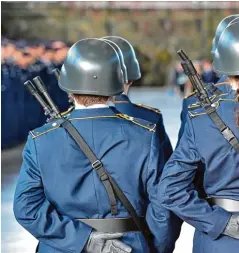  ??  ?? Mit allen Ehren wurde das Lufttransp­ortgeschwa­der 61 gestern außer Dienst gestellt. Das Geschwader durfte 60 Jahre alt werden, älter als die meisten Soldatinne­n und Sol daten, die gestern vom ältesten fliegenden Einsatzver­band der Bundeswehr Abschied...