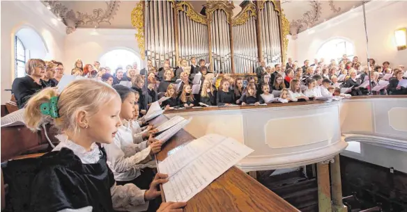  ?? FOTO: THOMAS SIEDLER ?? Eine gewaltige Musik haben die Besucher des Reformatio­nskonzerts in der Aalener Stadtkirch­e erlebt.