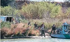  ?? FOTO: AGENCIA AFP ?? Los migrantes fueron intercepta­dos al cruzar el río Suchiate.