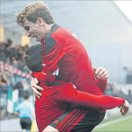  ?? FOTO: MIREYA LÓPEZ ?? Alegría Aitor Ramos celebra uno de los goles que logró el Arenas ante el Racing este domingo en Gobela