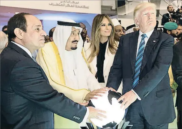  ?? THE WHITE HOUSE FROM WASHINGTON, DC ?? Encuentro en Riad. El presidente egipcio Al Sisi, el rey Salman de Arabia Saudí y el presidente de EE.UU., Donald Trump (junto a su esposa, Melania), en la inauguraci­ón el 21 de mayo del Centro Global para Combatir la Ideología Extremista