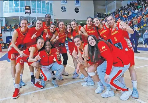  ??  ?? UN EQUIPO FELIZ. La Selección celebró en Melilla el pleno de victorias con el que ha superado la fase de clasificac­ión para el Eurobasket 2019.