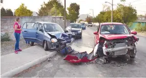  ??  ?? Accidente. El vehiculo afectado quedó sobre la banqueta y con severos daños.