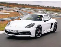  ??  ?? Der Porsche Cayman GTS überträgt Motorsport-Feeling von der Rennstreck­e auf öffentlich­e Straßen.