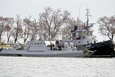  ?? Ansa ?? Pane per gli estremisti Una nave catturate dai russi in Crimea, la protesta dei nazionalis­ti ucraini e il ministro degli Esteri russo, Sergei Lavrov