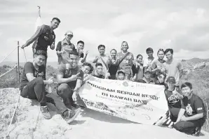  ??  ?? PARA mahasiswa bersama belia Kampung Keningau turut membuat pendakian Bukit Trig di Apin-Apin Keningau.