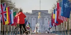  ?? Foto: Michael Kappeler, dpa ?? Vor dem Buckingham-Palast wehen die Fahnen der Nato-Mitgliedss­taaten, die sich in London zum Gipfel treffen.