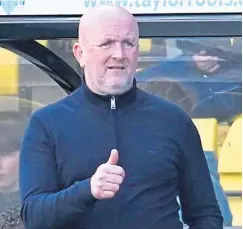  ?? ?? Livi boss Davie Martindale offers his team encouragem­ent.