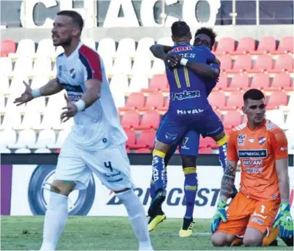  ??  ?? MOMENTO. Roberto Ordóñez y Carlos Garcés festejan el segundo gol ante Nacional.