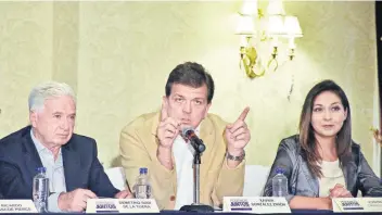  ??  ?? La organizaci­ón Podemos Juntos CDMX dio su apoyo a las candidatur­as independie­ntes de Xavier González Zirión, Demetrio Sodi de la Tijera, así como de Ricardo Pascoe Pierce.