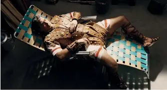  ??  ?? Die Coens schaffen Clooney: HAIL, CAESAR!