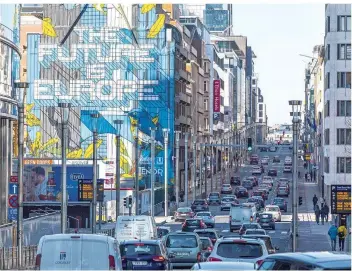  ?? FOTO: TACK/IMAGO ?? „Die Zukunft ist Europa“steht auf dem großen Wandbild an einer Hauptstraß­e in Brüssel. Über die Zukunft der sauberen Luft – beziehungs­weise der Grenzwerte für Autos – in den EU-Städten gibt es auch dort zurzeit Streit.