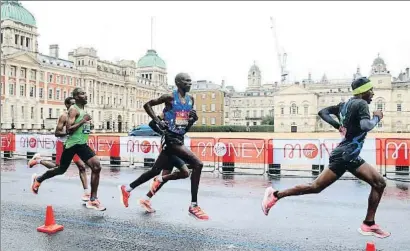  ?? AP ?? El ganador del maratón de Londres, el etíope Shura Kitata, amplía su zancada en cabeza