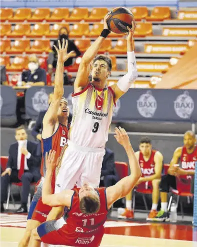  ?? ACB PHOTO ?? Brussino busca el aro rival ante la defensa de Mason durante el partido de ayer.