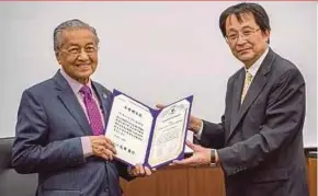  ?? BERNAMA PIC ?? Prime Minister Tun Dr Mahathir Mohamad being conferred an honorary doctorate of philosophy by Tsukuba University president Professor Kyosuke Nagata in Tokyo on Monday.