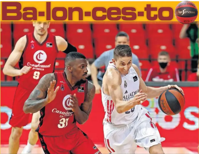  ??  ?? Dylan Ennis, del Casademont Zaragoza, intenta parar una arrancada de Jaycee Carroll, del Real Madrid.