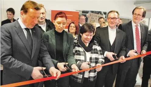  ?? Foto: Landkreis Elbe-Elster/Torsten Hoffgaard ?? Landrat Christian Heinrich-Jaschinski und Sozialmini­sterin Diana Golze (v.l.) bei der symbolisch­en Einweihung des Zentrums