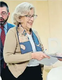  ?? JUAN CARLOS HIDALGO / EFE ?? La imagen de la derecha muestra al humorista Joaquín Reyes imitando a la alcaldesa de Madrid, Manuela Carmena, en el programa ‘El Intermedio’ de esta semana.