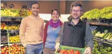  ?? FOTO: STIFTUNG ?? Der Schritt von der WfbM in den Ersten Arbeitsmar­kt ist gelungen: Am 1. Oktober hat Dominik Marohn (rechts) seinen Arbeitsver­trag im Bioladen „Viktualien­markt“in Ravensburg unterschri­eben. Sein Chef Ozan Önder und Jobcoachin Danja Gründler haben ihn dabei unterstütz­t.