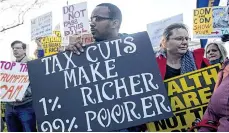  ?? LOEB/AFP/GETTY IMAGES SAUL ?? Protesta contra la ley fiscal de Trump ante el Capitolio.