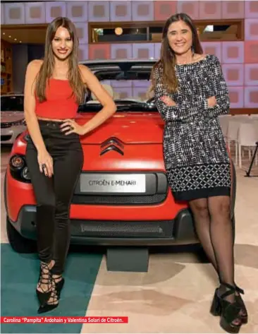  ??  ?? Carolina “Pampita” Ardohain y Valentina Solari de Citroën.