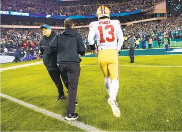  ?? CHRIS SZAGOLA AP ?? Niners quarterbac­k Brock Purdy heads off field on Sunday. He reportedly has a torn UCL in his right elbow.