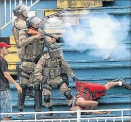  ?? STRINGER / REUTERS ?? La contundent­e reacción de la policía el domingo en Joinville