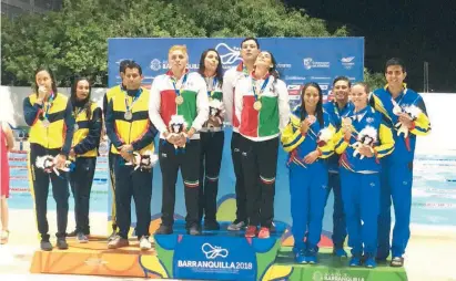  ??  ?? Colombia y Venezuela flanquearo­n en el podio a los tricolores, quienes lucieron bien en la piscina.