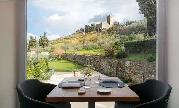  ??  ?? In apertura, la vista del borgo di Assisi dal NUN. In queste pagine, alcune immagini degli spazi dell’hotel, tra cui la hall, l’orto e il nuovissimo ristorante Benedikto.