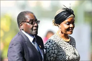  ??  ?? SERAKAH: Presiden Robert Mugabe, 93, bersama istri keduanya, Grace, 52. Pasangan ini tak mau melepaskan kekuasaan meski sudah 30 tahun memimpin Zimbabwe.