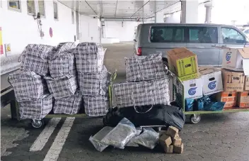  ?? FOTO: POLIZEI ?? „Traum eines Fahnders“: Nach den Durchsuchu­ngen brachten die Ermittler die bislang größte Ausbeute einer Drogenrazz­ia in Düsseldorf in die Asservaten­kammer.