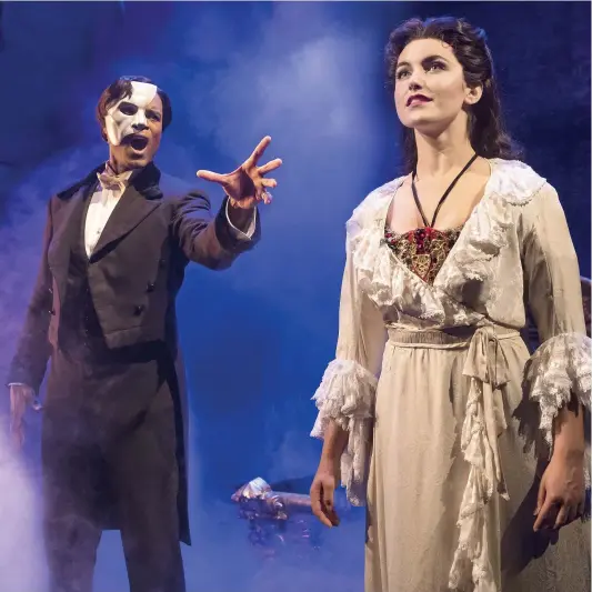  ?? PHOTO COURTPOISI­E MATTHEW MURPHY ?? Derrick Davis et Eva Tavares brûlent littéralem­ent les planches dans cette version de la comédie The Phantom of the Opera.
