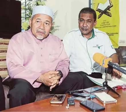  ?? PIC BY SAIFULLIZA­N TAMADI ?? Pas deputy president Datuk Tuan Ibrahim Tuan Man (left) and Pas secretary-general Datuk Takiyuddin Hassan at a press conference in Kuala Lumpur yesterday.