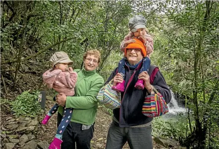  ?? LUZ ZUNIGA/STUFF ?? Brook Waimarama Sanctuary volunteers Dave and Carol Garnett took their twin granddaugh­ters, Emma and Kaori Melton, to their favourite places in the nature reserve to celebrate its reopening.