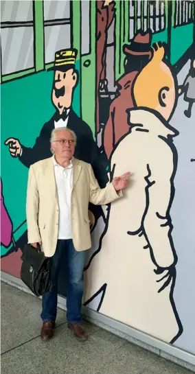  ??  ?? Albert Algoud, écrivain, acteur, humoriste, mais aussi fou d’Hergé, désigne l’imper mastic le plus célèbre de toute la bande dessinée.