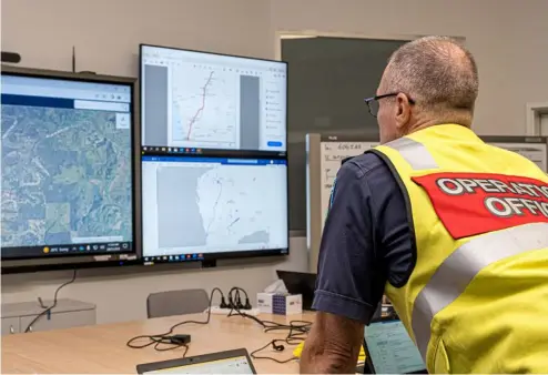  ?? ?? A member of the Incident Management Team coordinate­s the search for a radioactiv­e capsule that was lost in transit by a contractor hired by Rio Tinto. Department of Fire and Emergency Services/DFES