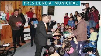  ??  ?? el PreSidente Municipal y el Director de las fuerzas municipale­s beneficiar­on a niños de distintas escuelas primarias