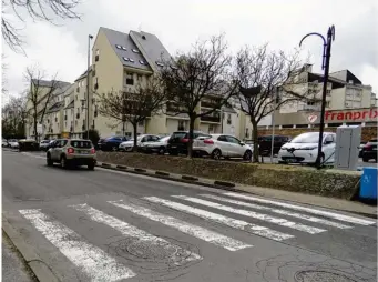  ??  ?? Le jeune homme a été blessé dans cette rue, samedi.