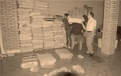  ?? Foto: afp LA REPÚBLICA ?? A la báscula. En la casa de una funcionari­a municipal en Paraguay se encontraro­n 30 toneladas de bolívares.